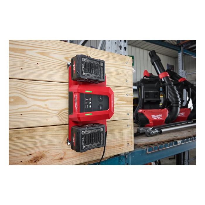 Foto von Milwaukee M18™ Zweifach-Schnellladegerät M18MDBSC Foto von Milwaukee M18™ Zweifach-Schnellladegerät M18MDBSC